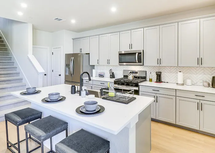 Holiday home < 2 Mi Kalahari & Dell Diamond! Modern Townhome Round Rock