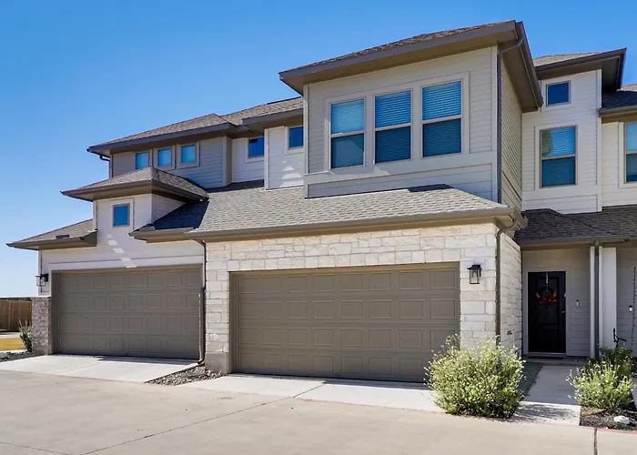 Holiday home < 2 Mi Kalahari & Dell Diamond! Modern Townhome Round Rock