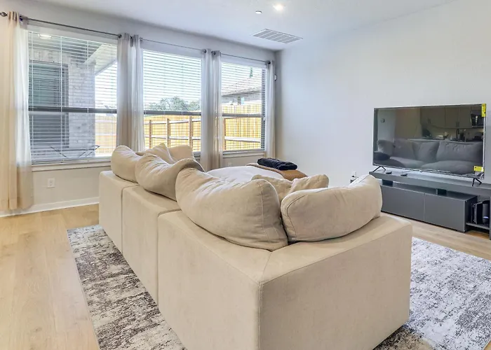 < 2 Mi Kalahari & Dell Diamond! Modern Townhome *