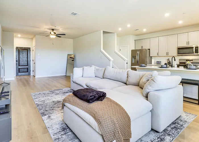< 2 Mi Kalahari & Dell Diamond! Modern Townhome Round Rock