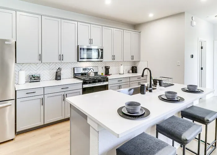 Holiday home < 2 Mi Kalahari & Dell Diamond! Modern Townhome