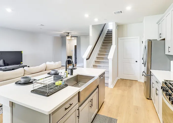 < 2 Mi Kalahari & Dell Diamond! Modern Townhome *