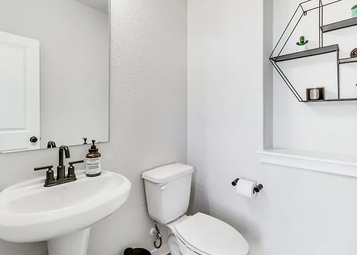 < 2 Mi Kalahari & Dell Diamond! Modern Townhome