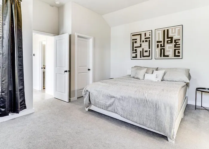 < 2 Mi Kalahari & Dell Diamond! Modern Townhome Holiday home Round Rock