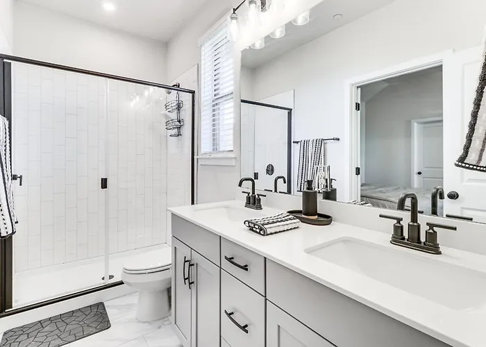 < 2 Mi Kalahari & Dell Diamond! Modern Townhome