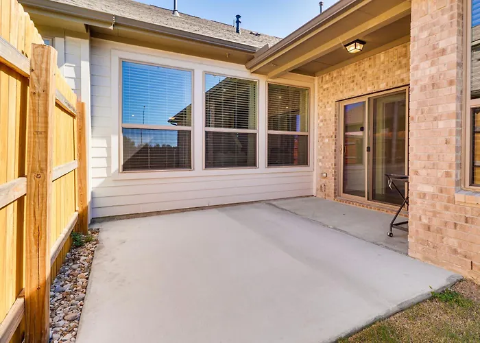 < 2 Mi Kalahari & Dell Diamond! Modern Townhome *