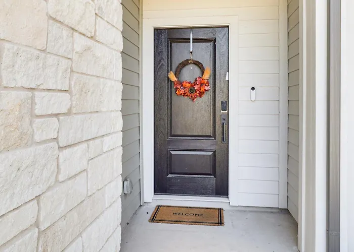 Holiday home < 2 Mi Kalahari & Dell Diamond! Modern Townhome Round Rock