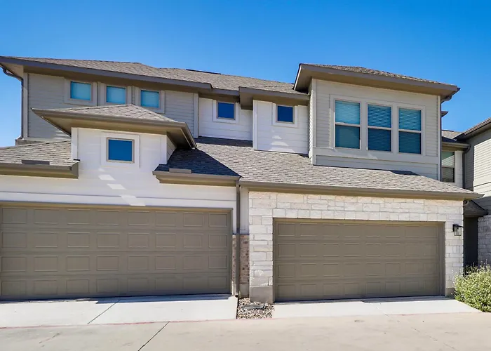 < 2 Mi Kalahari & Dell Diamond! Modern Townhome *
